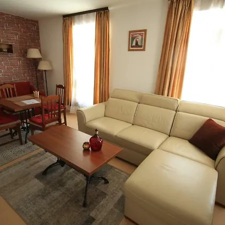 Great Location Near Lift Апартаменти